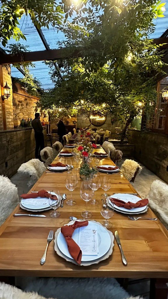 Mesa longa posta para casamento no jardim da Trattoria Primo Camilo